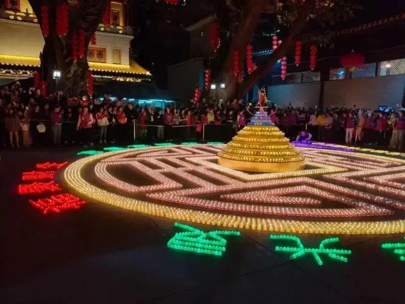 不想被催婚的年轻人，涌向寺庙过年