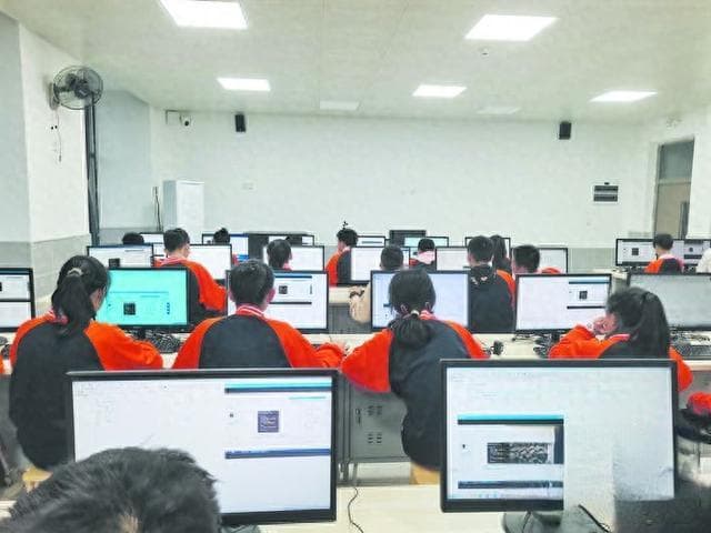 信息科技纳入中考科目范围，教学内容主要包括→