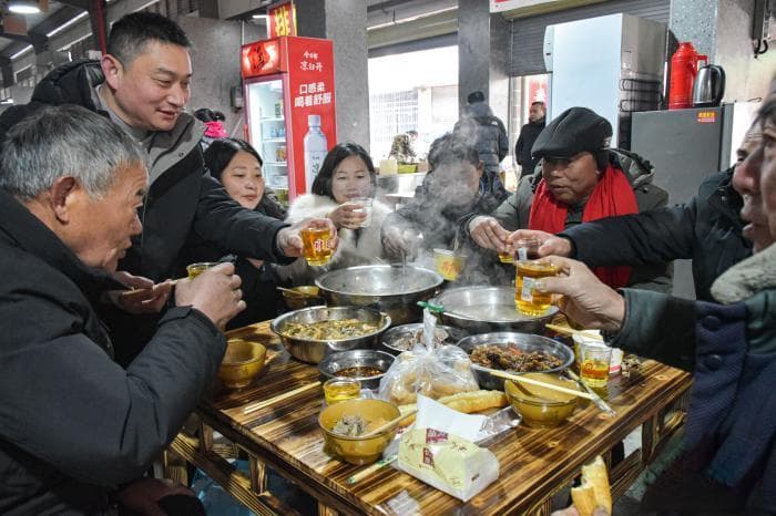 江西三江口“烫”出早酒江湖
