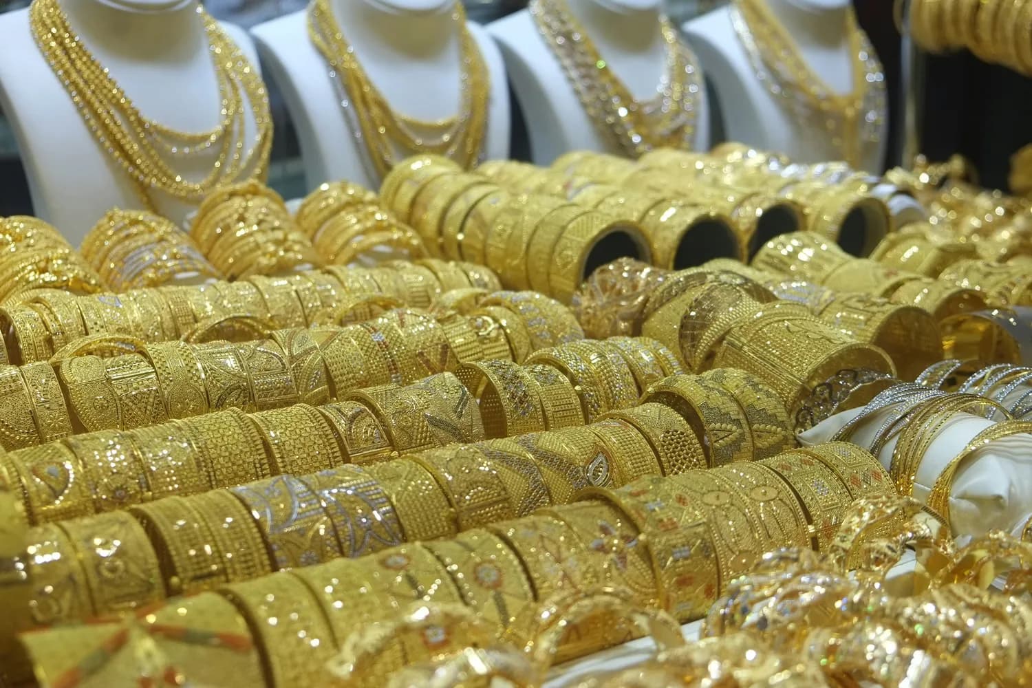 黄金价格走势：危机与冲突下的避险神器
