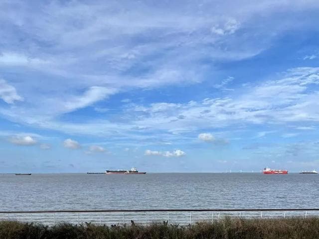 上海宝山吴淞口滨江最美骑行岸线：长江畔的“定海神针”与“璀璨水晶”