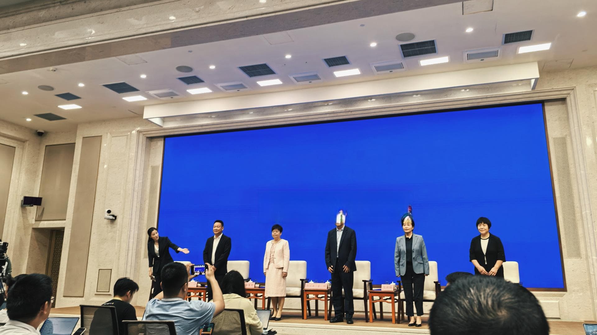 最美医生应对挑战：镇静和自信源于平时 十八般武艺样样都会