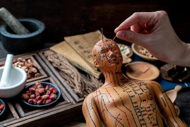 或是人体自带的“降糖穴”——然谷穴，每天按一按，或能受益多多