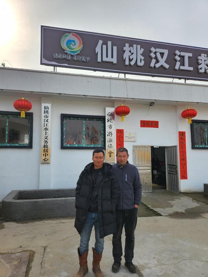 突发肠绞窄，湖北仙桃冲入江中救人白马离世