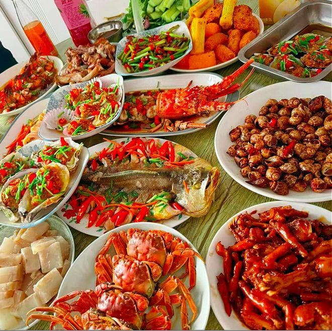 除夕夜网友晒年夜饭：十地特色美食展现地域文化