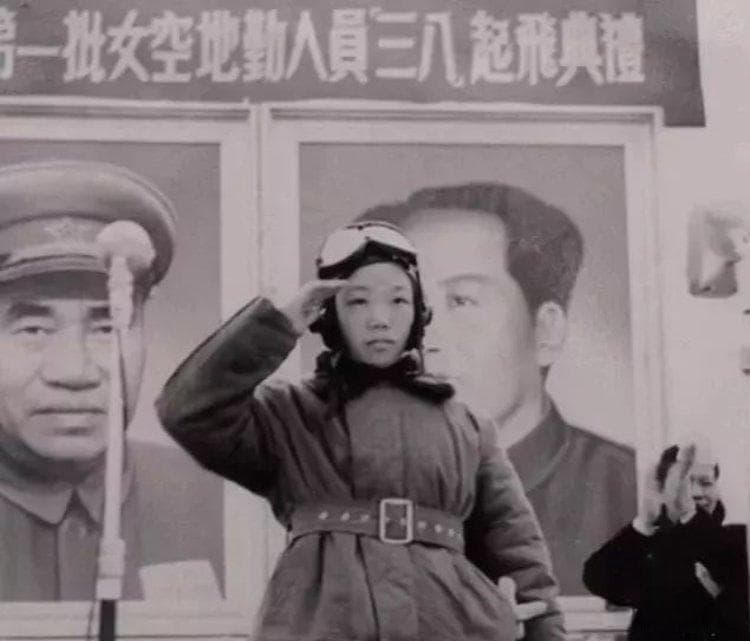 1952年，新中国第一批女飞行员飞过天安门，巾帼不让须眉