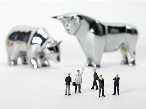 如何理解熊市中的投资策略？这些策略如何影响投资回报？
