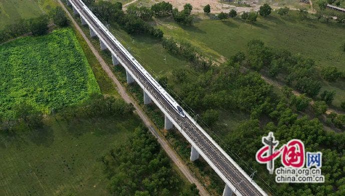 铁路时评：西部交通版图再添“黄金动脉”