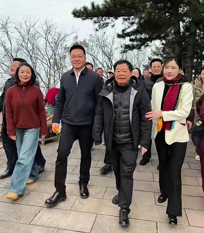 身家百亿，78岁高龄的曹德旺九华山祈福，被秀气小姐姐和青年男士搀扶引发热议