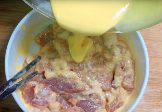 饭店级炸酥肉制作教程：外酥里嫩的秘诀
