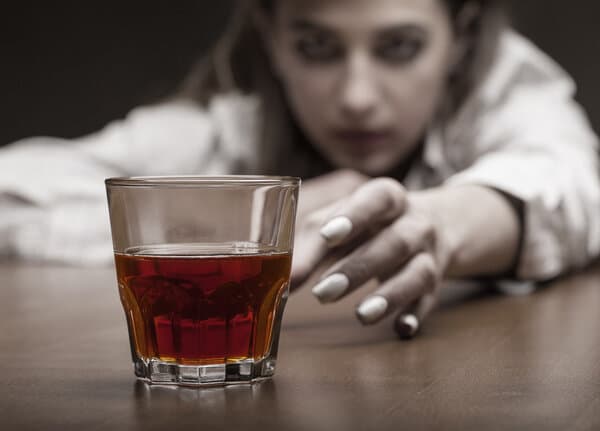 服用帕罗西汀期间能否饮酒？医生提醒：这些风险需警惕