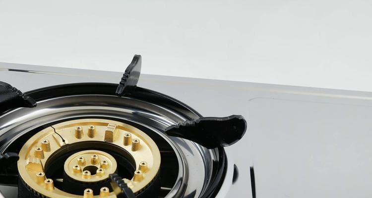 燃气灶的打火机制及使用注意事项（燃气灶打火机构原理及安全使用技巧）