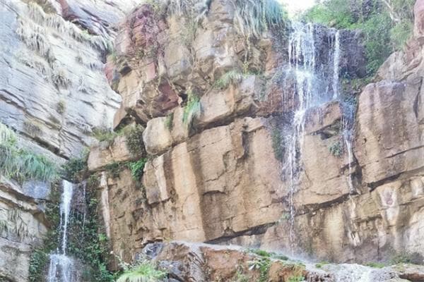 云台山之美：峻岭云雾与神话传说的奇幻之旅