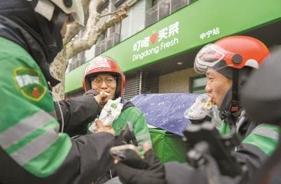 吃饭像打游击，花1分47秒在街边将就一顿
