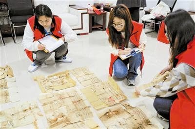 “民间文献调查团”与时间赛跑抢救历史文献 老物件有故事 等来了“识货”人