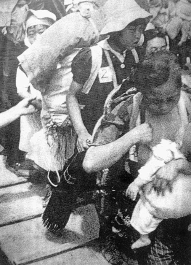 战败后日本平民成"弃民"，逃亡路上尸横遍野，女人孩子被残忍抛弃