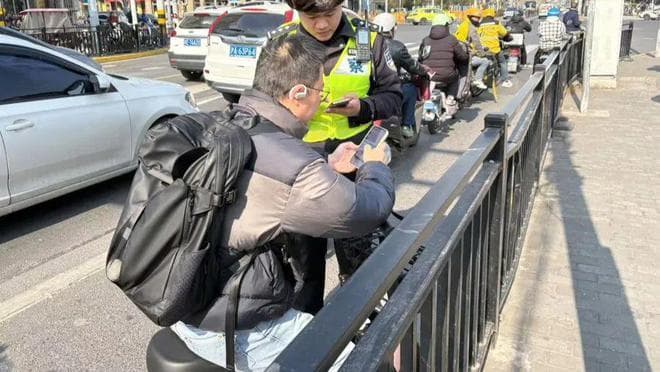 电动车、摩托车开启双证时代！2025年起上路“1牌2证3不带”缺一不可