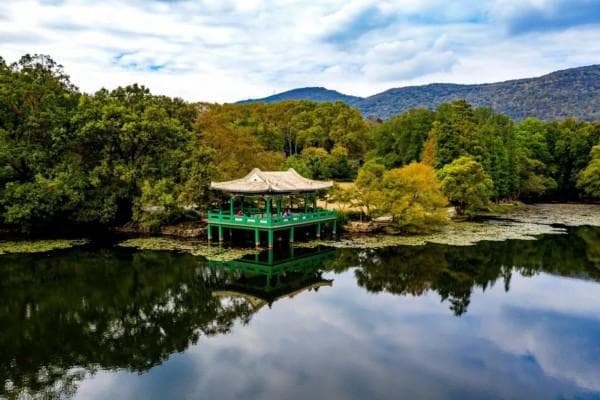 中山陵畔流徽榭：首创白色琉璃瓦的水榭建筑