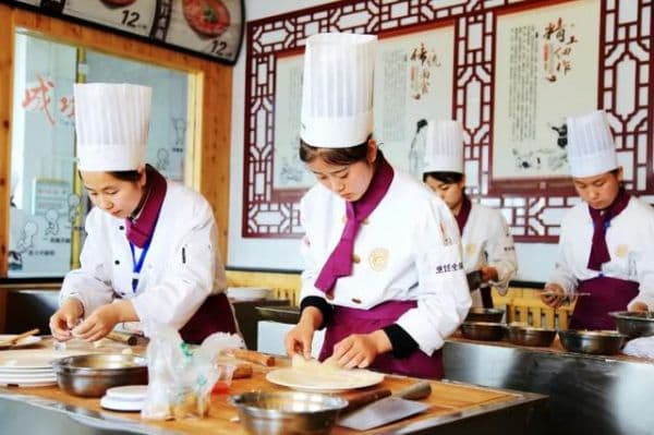 面点界的魔法师：中式面点师如何打造口感与美观兼备的作品
