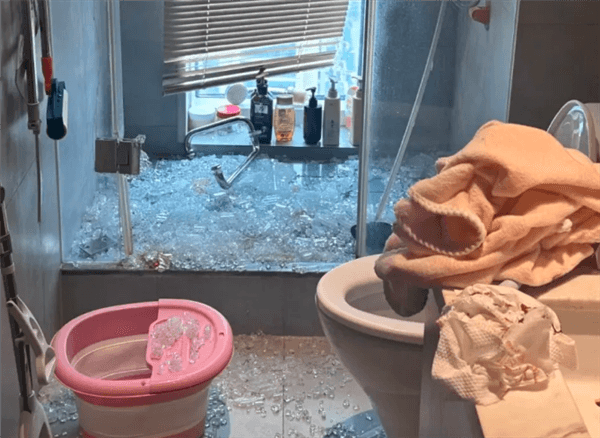 女子洗澡时玻璃门自爆手筋被炸断 专家建议选择优质钢化玻璃！