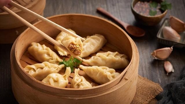 天冷吃蒸饺，学会3个小技巧，蒸饺又香又软，凉了也不硬