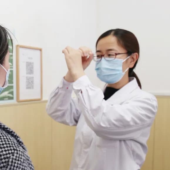 痛如锥刺！7旬老太险失明 医生：高血糖人群要警惕！