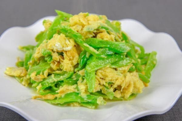鸡蛋炒苦瓜，不仅能解暑降温，还能让人食欲大增