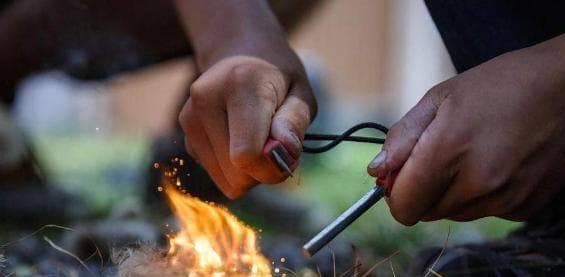 没有火柴的古人如何取火？原来古代早有取火“神器”，一按就冒火