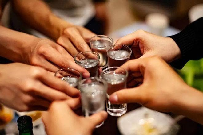 高血脂患者可以喝酒吗？提醒：有这几种疾病的人，一口酒都别喝