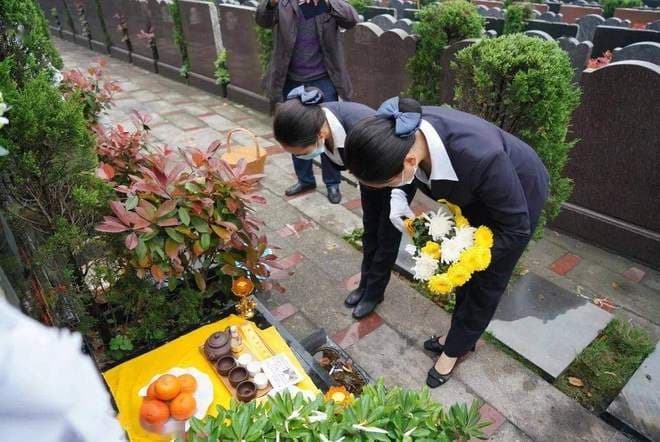 清明将至，上坟磕头有讲究，老人说“叩四不叩三”，何意？别搞错