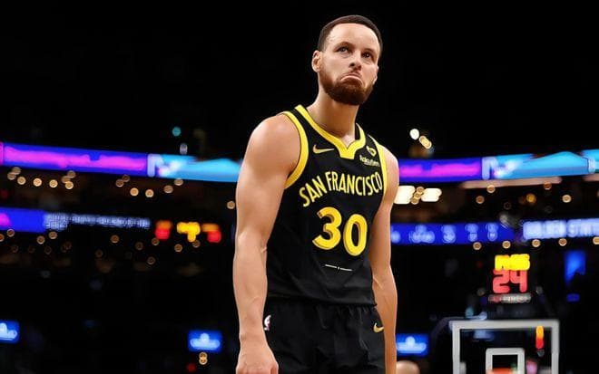 库里第12次赛季200+三分，轻松书写NBA历史新纪录