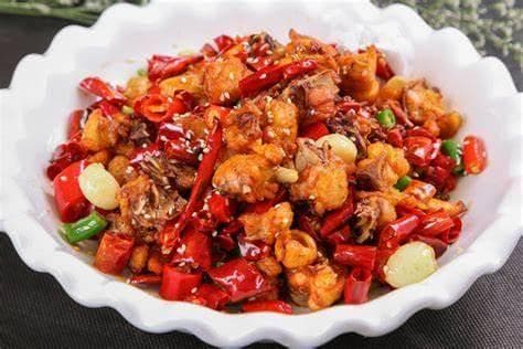 辣子鸡哪里最出名？重庆歌乐山VS枣庄，谁才是辣味之王？