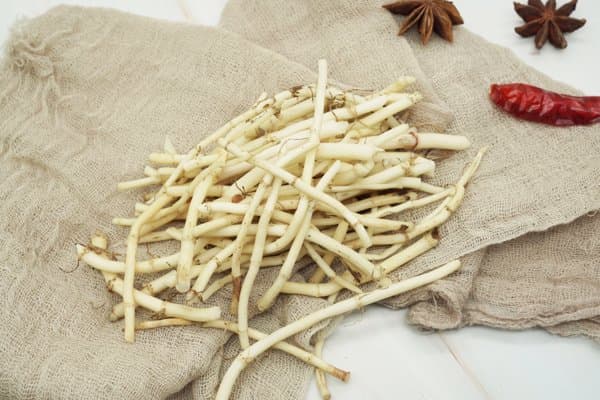 鱼腥草可辅助治疗细菌性肺炎，对病毒性无效
