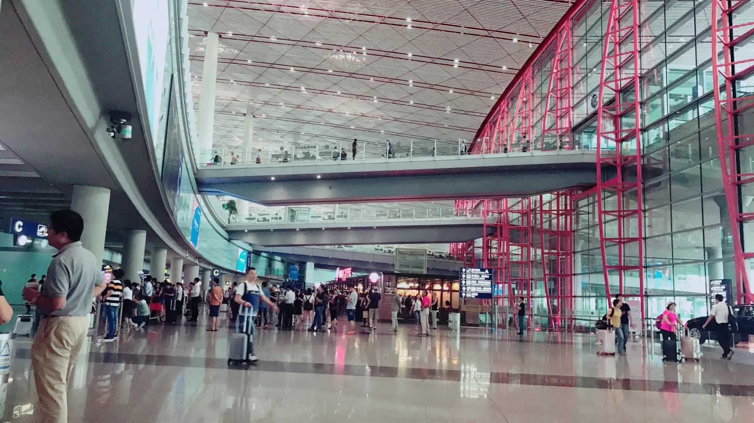 高铁紧急制动按钮别乱碰！广州南站一旅客误操作致手指被夹伤