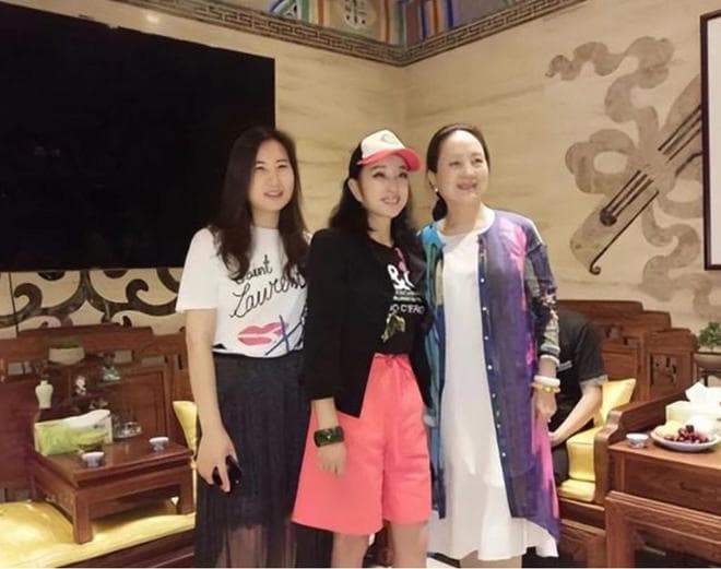 当74岁刘晓庆同框72岁张金玲，才发现真正的美从来与年龄无关