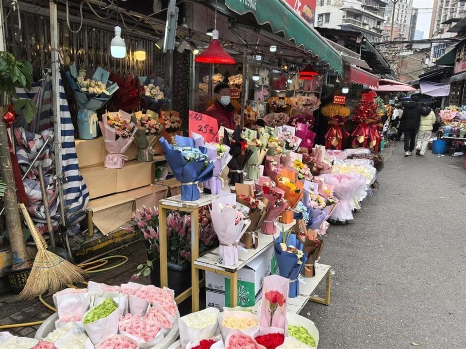 三八节前夕武汉鲜花市场：花价涨五成，散装花更俏销