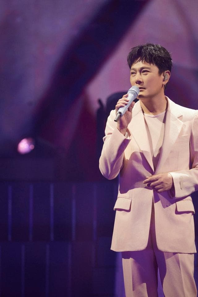 张信哲成都演唱会被歌迷尖叫声吓到捂耳朵，四万歌迷齐声高呼