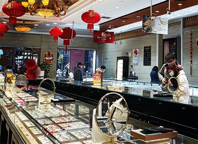 黄金一路狂涨！年轻人也在出手，购买金饰真的保值吗？