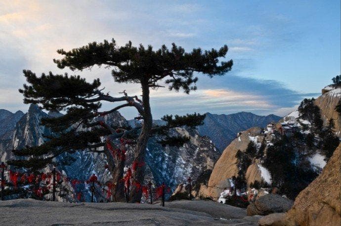 华山四季美景全攻略：哪个季节最适合登临天下第一险？