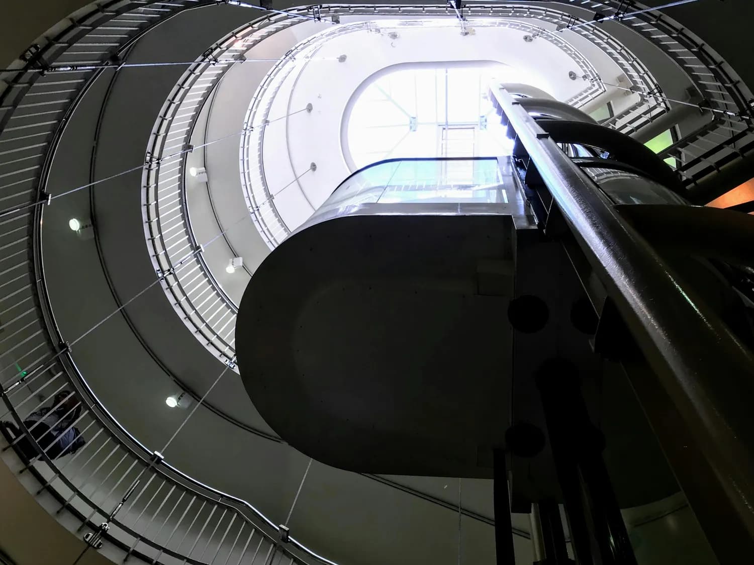 楼梯安全不容忽视：从上海科技馆事故看建筑规范执行