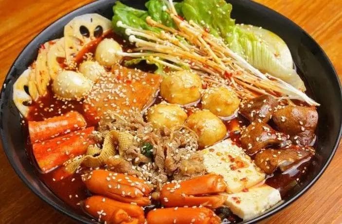 麻辣烫知识大全：从食材到各地特色，一文读懂这道传统小吃