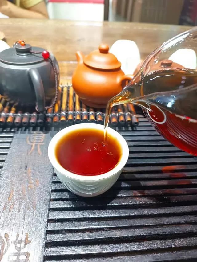 用紫砂壶冲泡六堡茶时需要注意什么？