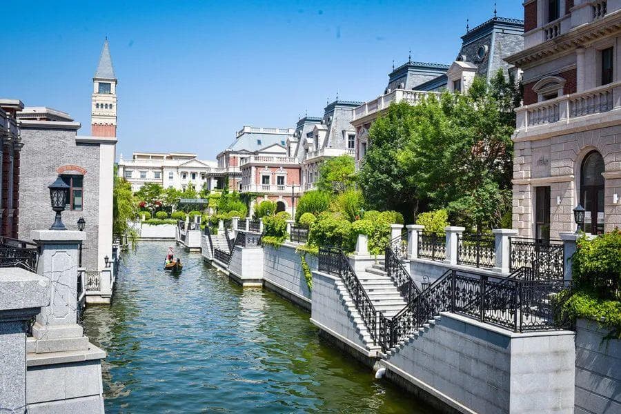 山海之城大连：红瓦绿树间的浪漫与活力