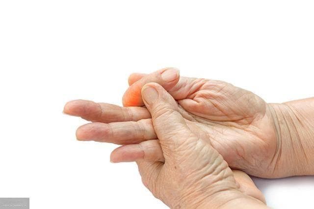 医生提醒：手指突然发麻，多半是这5个原因在作怪，不可疏忽大意