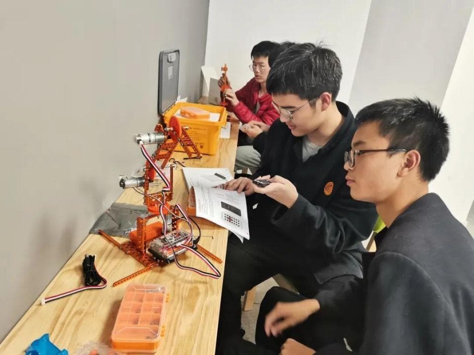 江苏省靖江高级中学：AI赋能，智慧成长，探索“人工智能＋课程”的特色实践