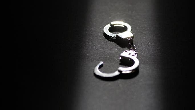 开二手奢侈品店经营不善，男子骗取4人多块名表获刑11年