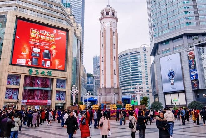 重庆解放碑步行街和成都春熙路步行街相比，哪里更繁华更好玩？