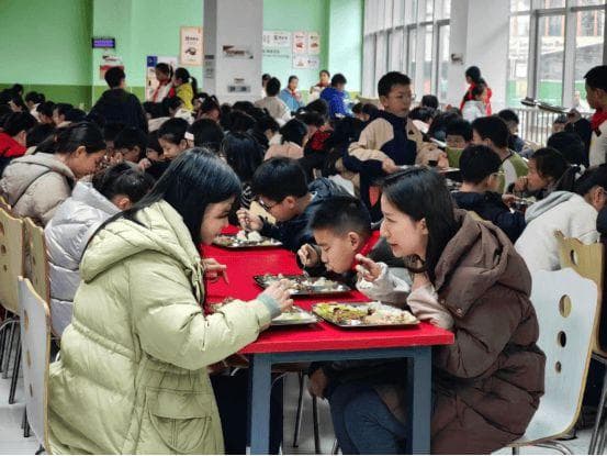 成都学校食堂新变化！师生同桌就餐，实现“同材同价同窗口”