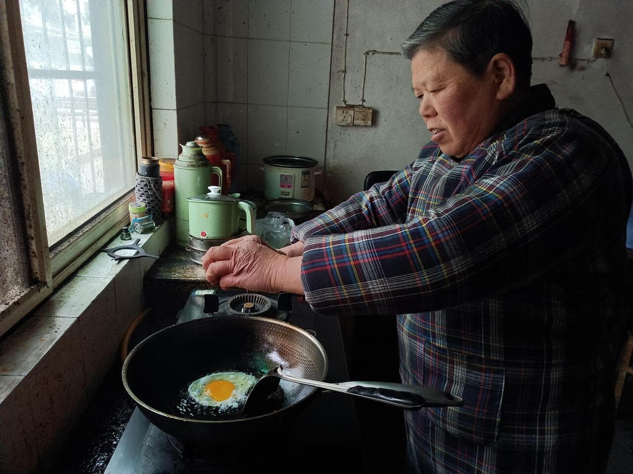 衢州阿姨义务为邻居做饭两年：用行动诠释“远亲不如近邻”