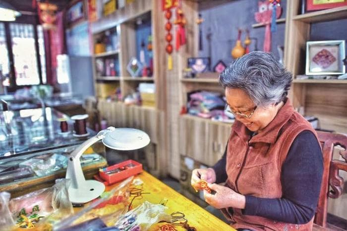一针一线绣出香囊新潮流